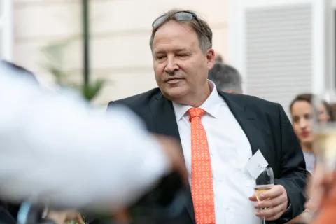 Dirigeant prononçant un discours lors d’une réception d’entreprise.