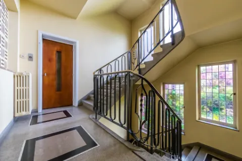 Hall d’entrée et escalier en fer forgé d’une maison bruxelloise.