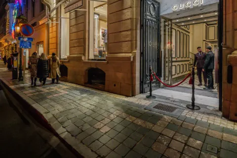 Vitrine de boutique de luxe illuminée lors d’une soirée VIP.