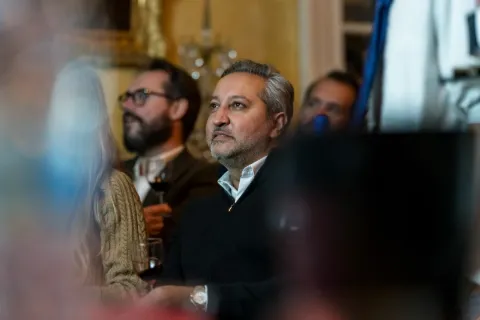 Invités échangeant pendant le networking d’une conférence.