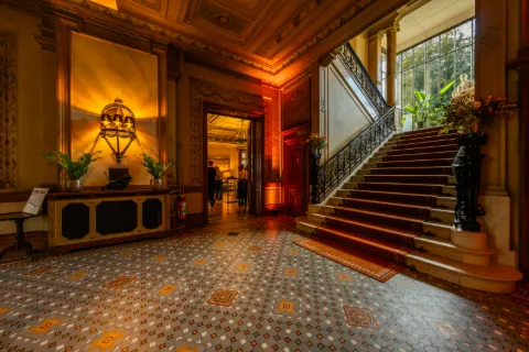 Grand escalier d’un hôtel de maître lors d’une réception.