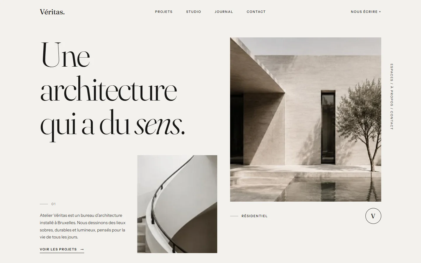 L’accueil du site Atelier Véritas, architecture, avec une maison en pierre claire et un escalier courbe.