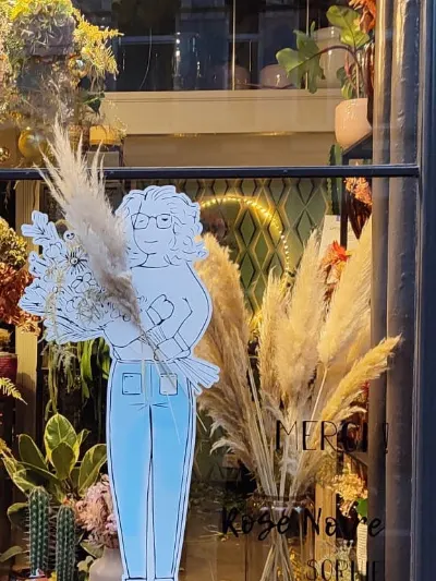 Vitrine de Rose Noire garnie d’herbes de la pampa et de fleurs séchées