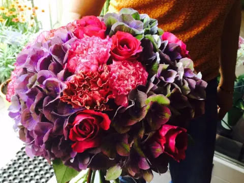 Bouquet d’hortensias pourpres, œillets et roses rouges