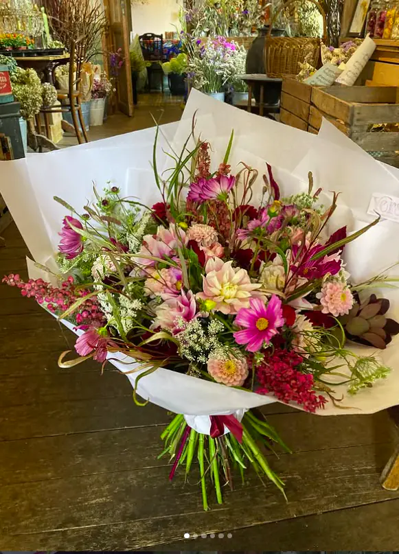 Groot boeket « À la folie »: cosmos, dahlia’s en amarant in het atelier
