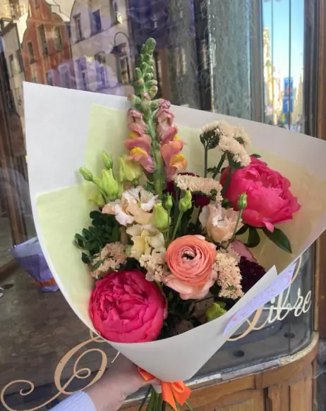 Boeket « Beaucoup »: fuchsia pioenen, perzikkleurige ranonkel en leeuwenbekjes