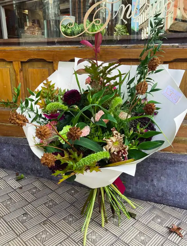 Boeket « Passionnément »: paarse dahlia’s, distels en herfstgroen voor de winkel