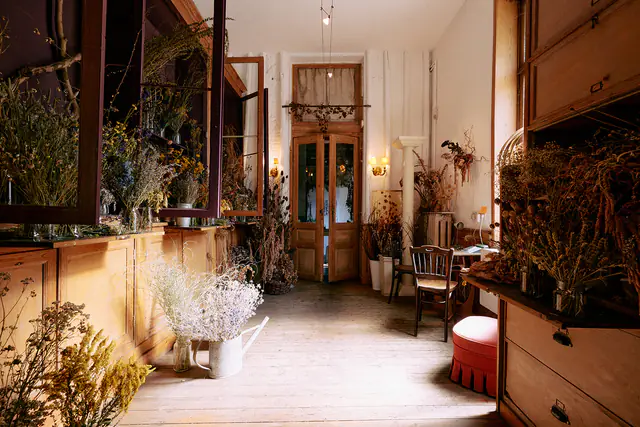 Interieur van de voormalige hoedenwinkel met art-nouveau toegangsdeur