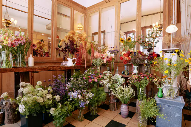 Uitstalling van verse bloemen in emmers en vazen in de winkel
