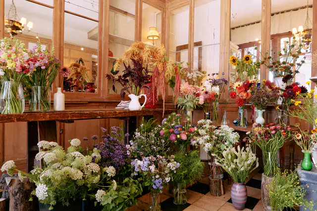 Seizoensgebonden snijbloemen en boeketten klaar in het atelier