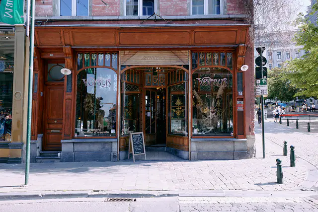 Houten gevel van de winkel Versus op Hoogstraat 158, in de Marollen