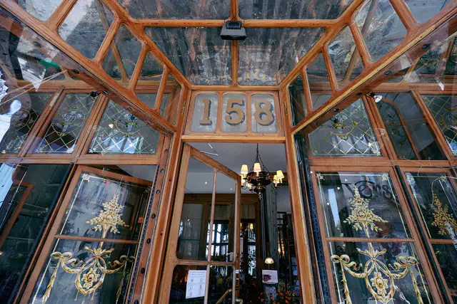 Art-nouveau glazen plafond aan de ingang, met het nummer 158 in glas-in-lood